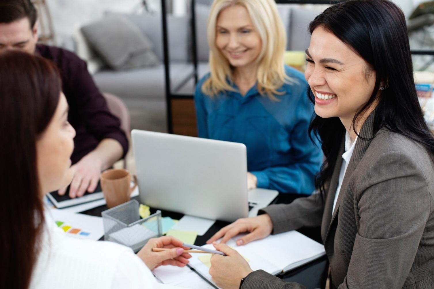 Professionnel analysant des données financières