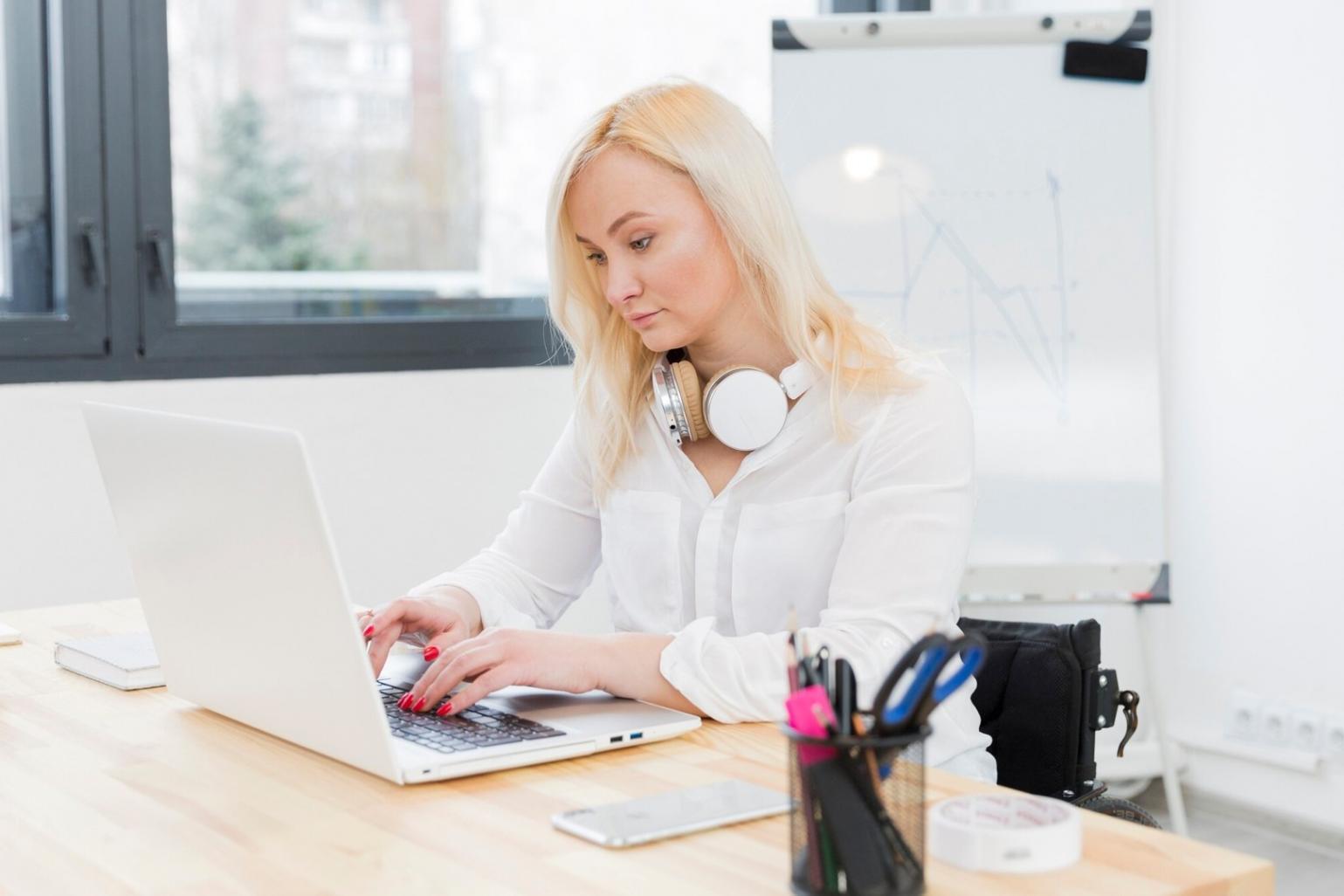 Espace de travail professionnel avec outils d'analyse budgétaire